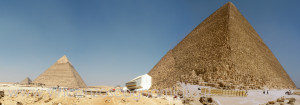 Panorama Piramidi con museo Barca Solare