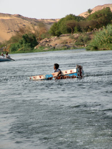 bimbo che naviga sul Nilo