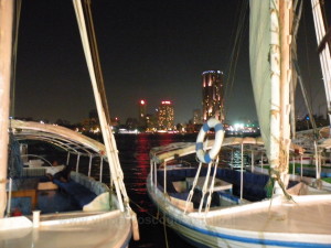Barche sul molo del Nilo